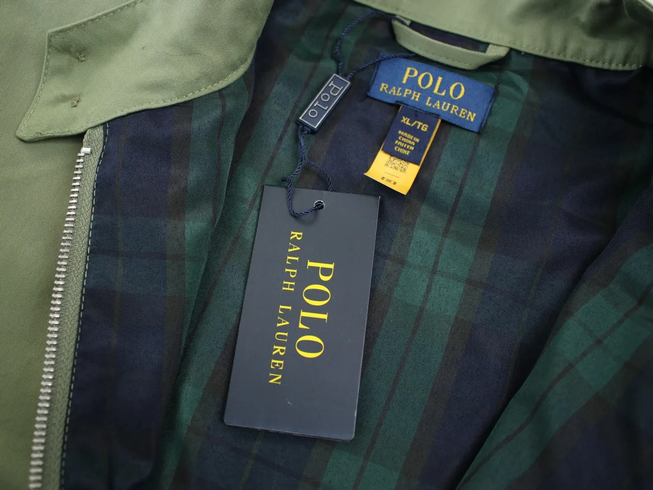 🅿️350 Ralph Lauren's new 2024 classic old money style stand collar executive zipper jacket 1️⃣Selected from high-quality original developed pure cotton fabrics, with customized plaid lining inside, the overall wear effect is very soft and comfortable, 2️⃣The workmanship details are perfectly controlled, the chest is exquisitely embroidered with small logos, and the dropped shoulders are made of unique splicing technology to highlight your personality! The version is simple but not simple! 3️⃣ Complete with tag accessories, unisex design, and a very versatile jacket for men and women! Color: black, navy, khaki, green Size: S, M, L, XL